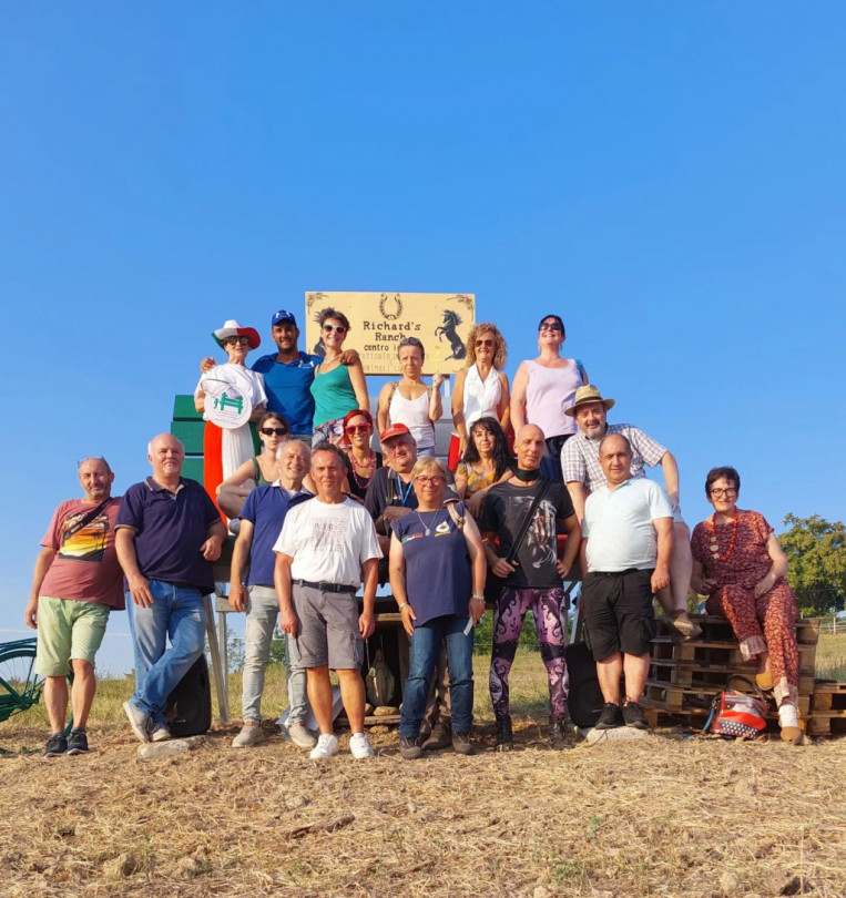 Festa di compleanno per il gruppo delle panchine giganti